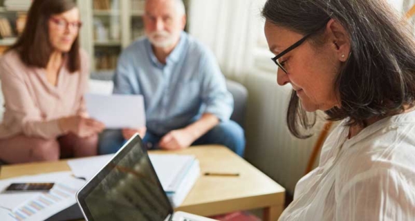 Gesetzlicher Betreuer Frau sitzt am Laptop Recht I und II